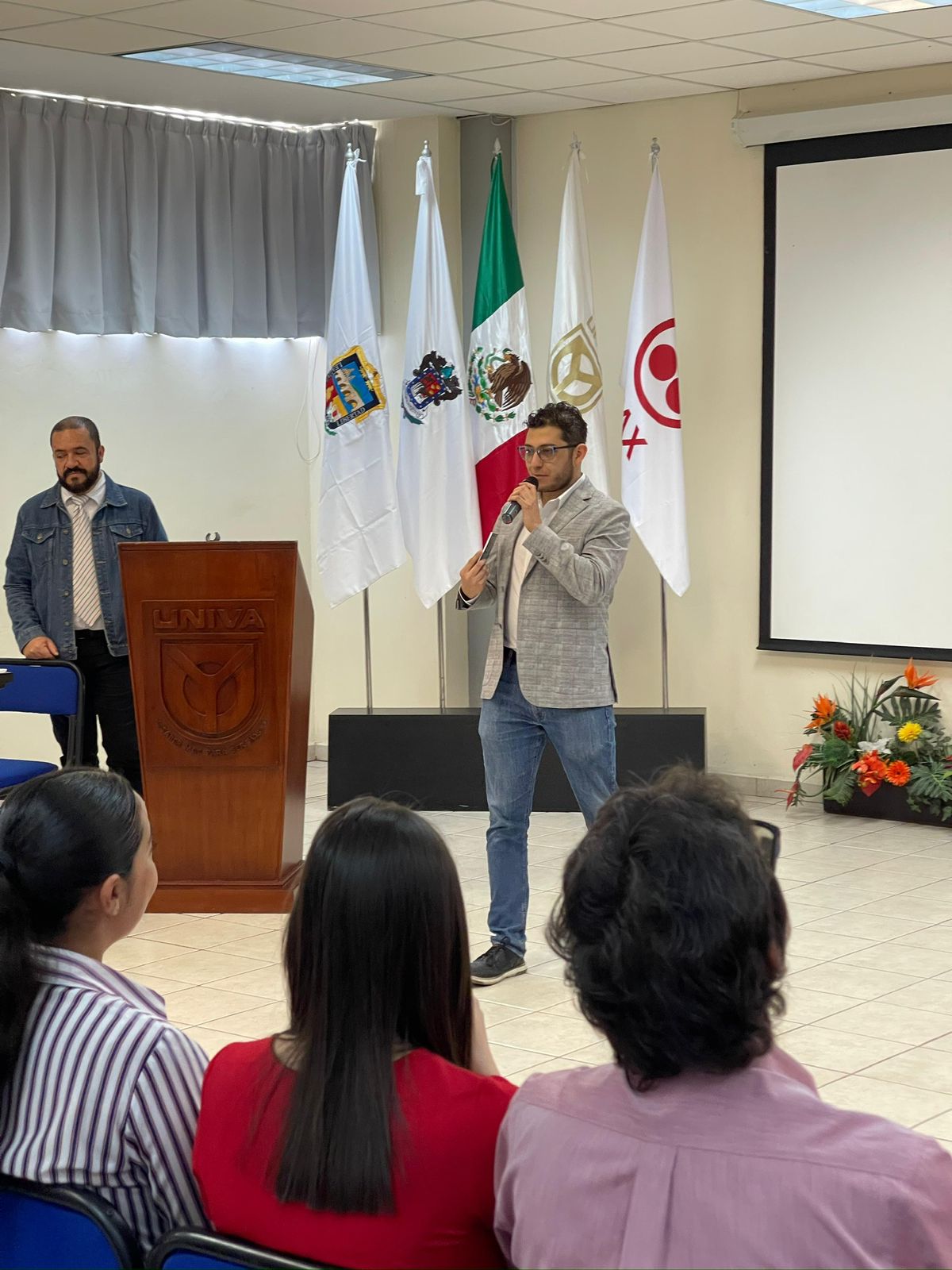 Presentacion del libro de la mano a la mesa
